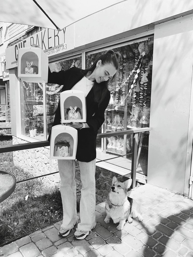 Elena Chechendaieva vor ihrer Bäckerei in Charkiw